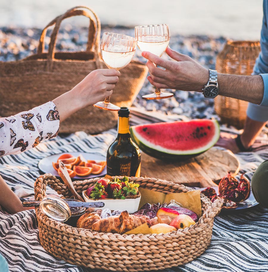 ©Depositphotos | Sonyakamoz Picknick zu zweit am Wasser